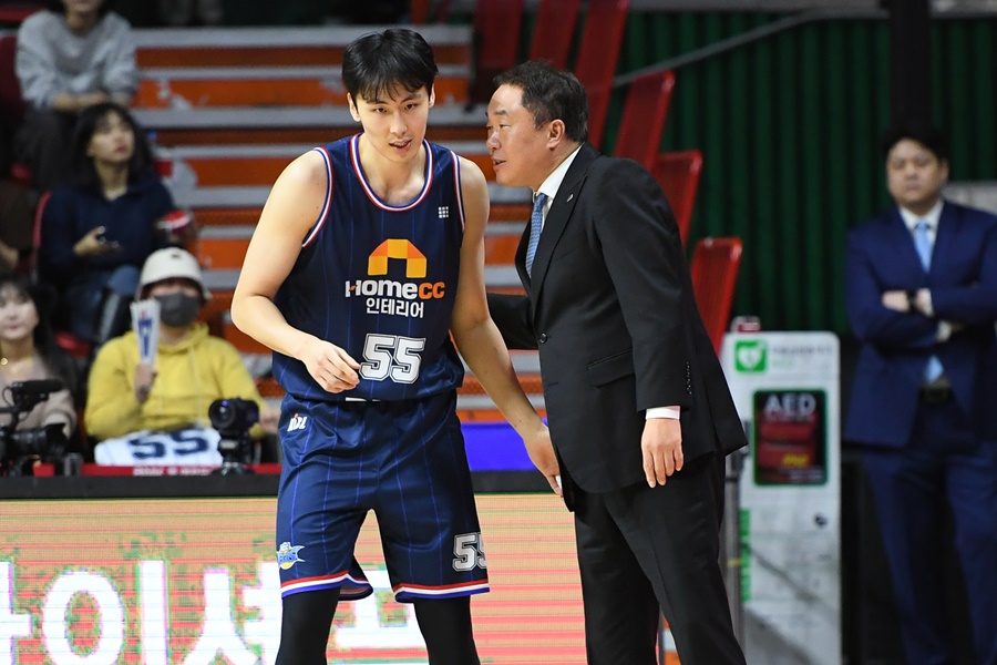 ▲ 송교창과 전창진 감독(왼쪽부터) ⓒ KBL