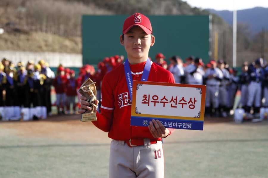 ▲ 대회 최우수선수상(MVP)을 수상한 세종시유소년아구단 이유찬
