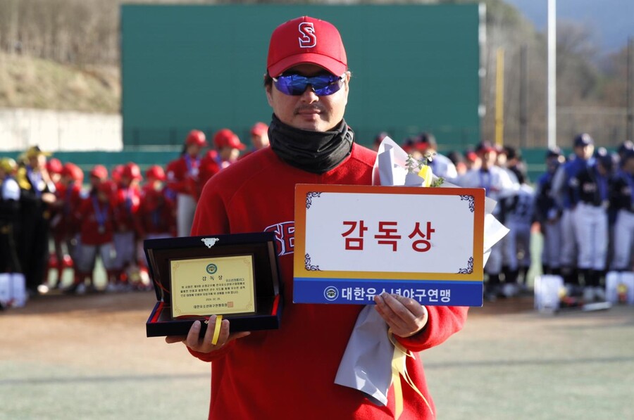 ▲대회 감독상을 받은 세종시유소년야구단 장재혁 감독