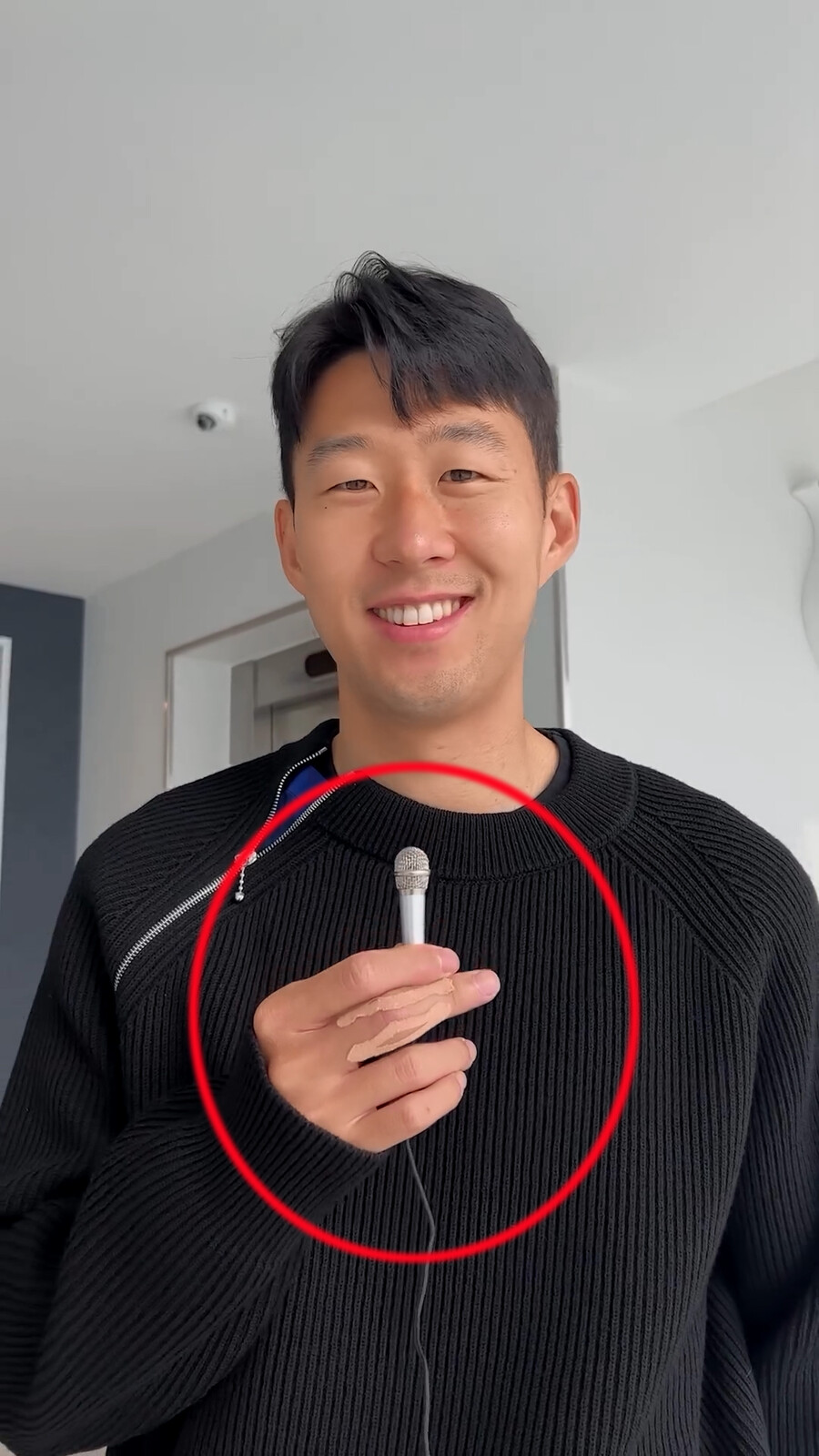 ▲ 이후 한달 정도 손가락에 붕대를 감고 뛰고 있다. 크리스탈 팰리스전을 준비하던 과정에서 투명 보호대로 바뀐 모습이 있었다. 손가락 부상에서 회복한 듯한 손흥민은 토트넘 동료들과 밝게 웃으며 다음 일정을 준비하고 있었지만 100% 회복을 위해 붕대를 두른 것으로 보인다