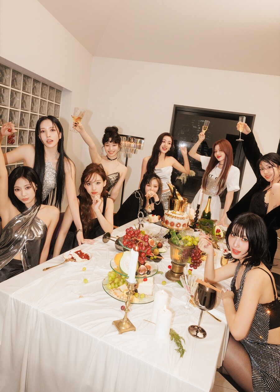 '10년차' 트와이스, 美 '빌보드 200' 첫 1위가 의미하는 것[장진리의 진리인(in)가요]