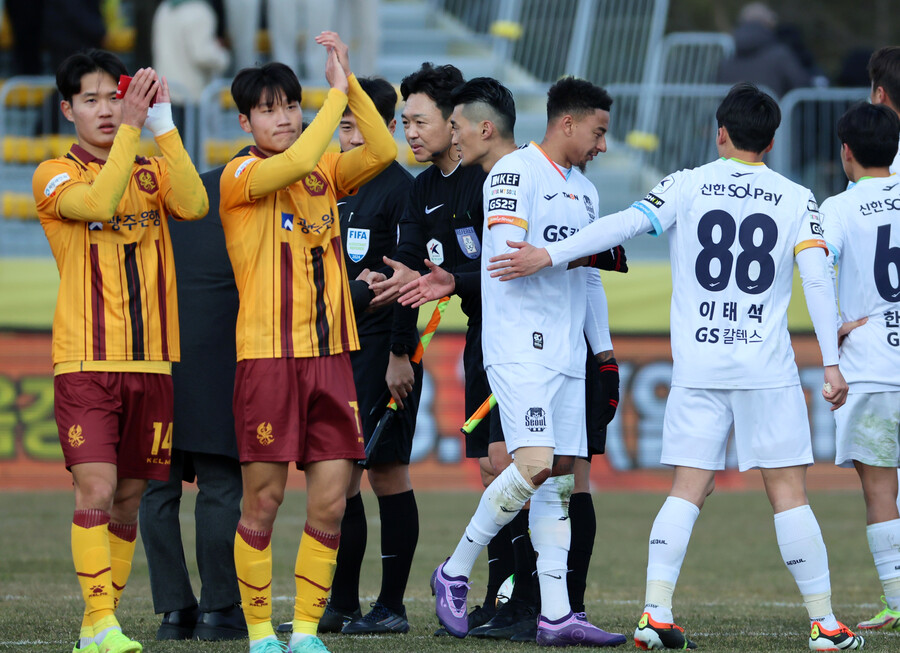 ▲ 황선홍 축구대표팀 임시 감독이 관전한 FC서울과의 경기에서 좋은 기량을 보였던 광주FC 미드필더 정호연(사진 아래 맨 왼쪽) ⓒ연합뉴스