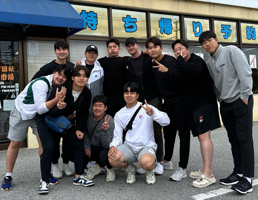 ▲ 벤자민과 함께 점심식사를 한 KT 선수들이 기념촬영을 하고 있다. ⓒKT 위즈