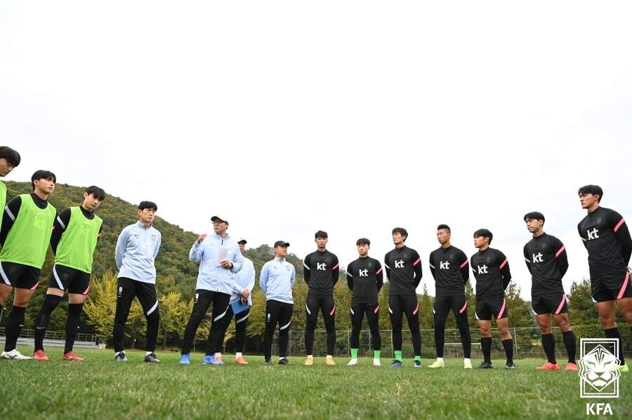 ▲ 올림픽대표팀은 먼저 3월 A매치 기간 동안 서아시아축구연맹(WAFF) U-23 챔피언십에 초청팀으로 참가한다. WAFF U-23 챔피언십은 오는 18일부터 26일까지 사우디아라비아 담맘에서 열린다. 한국, 사우디아라비아, 요르단, UAE, 이라크, 호주, 태국, 이집트까지 8개국의 올림픽 대표팀이 참가한다. 황선홍 감독은 3월 기간에 A대표팀 임시 감독직을 수행한다 ⓒ대한축구협회
