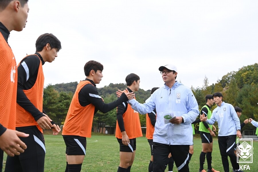▲ 올림픽대표팀은 먼저 3월 A매치 기간 동안 서아시아축구연맹(WAFF) U-23 챔피언십에 초청팀으로 참가한다. WAFF U-23 챔피언십은 오는 18일부터 26일까지 사우디아라비아 담맘에서 열린다. 한국, 사우디아라비아, 요르단, UAE, 이라크, 호주, 태국, 이집트까지 8개국의 올림픽 대표팀이 참가한다. 황선홍 감독은 3월 기간에 A대표팀 임시 감독직을 수행한다 ⓒ대한축구협회