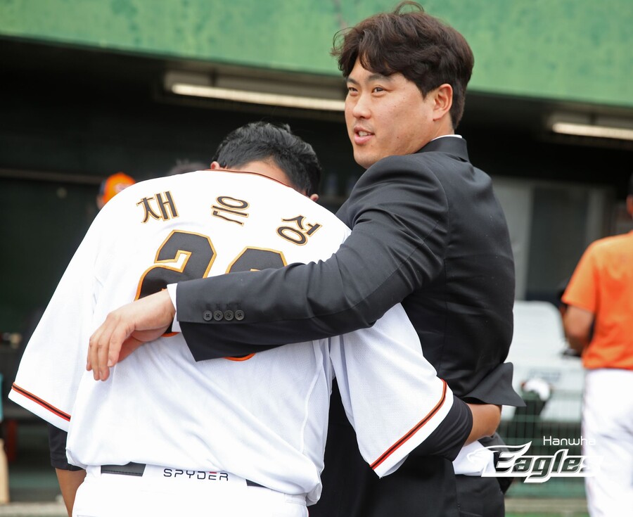 ▲ 오키나와 스프링캠프에 합류한 류현진(오른쪽)이 채은성과 반갑게 인사를 나누고 있다. ⓒ한화 이글스
