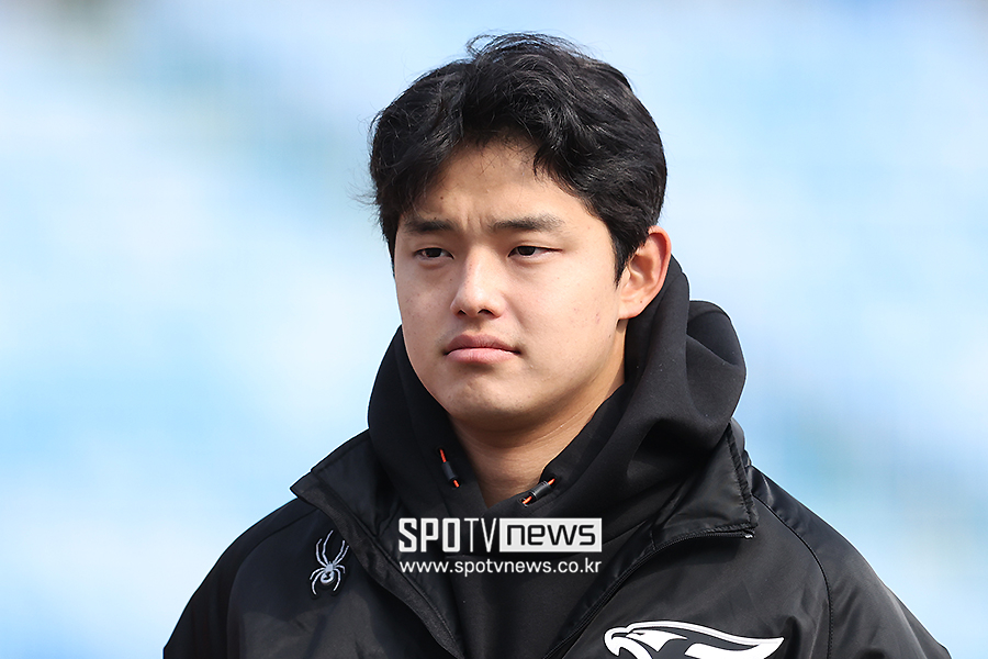 "내가 졌다" 문동주의 통렬한 자기반성…류현진은 '딱 하나' 조언했다