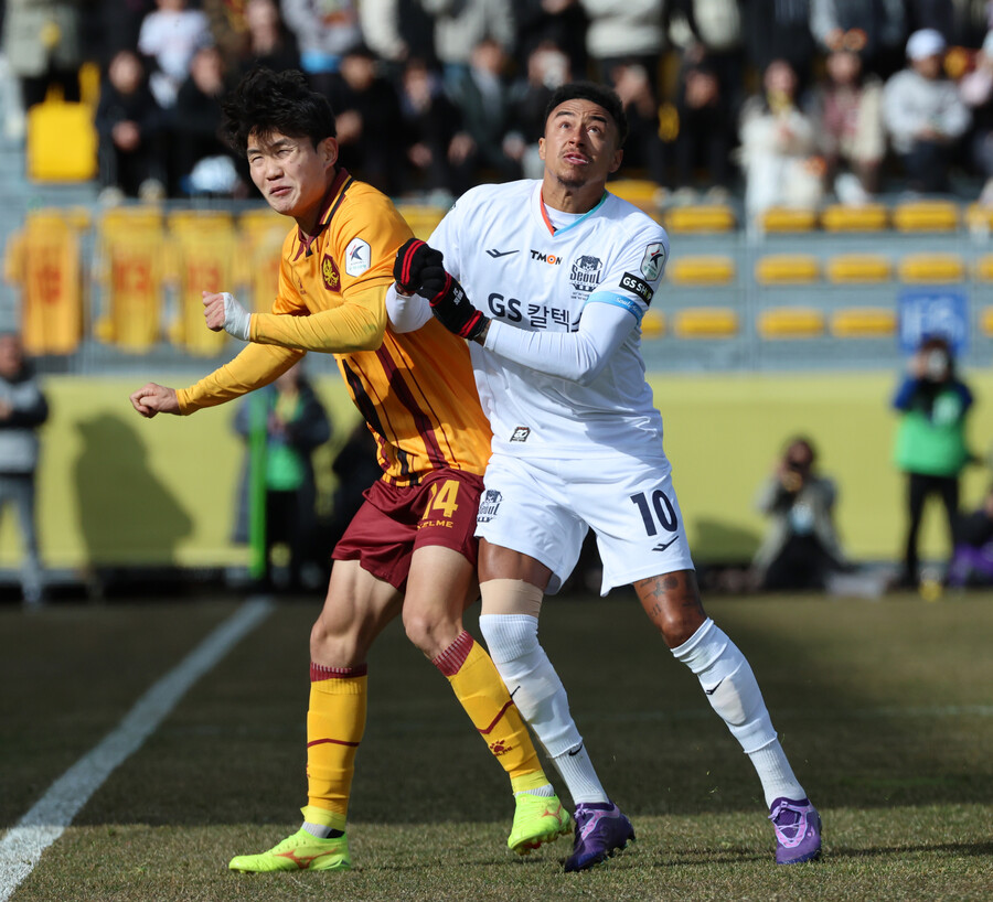 ▲ FC서울의 제시 린가드가 들어오자 찹쌀떡처럼 붙어 방어한 광주FC 중앙 미드필더 정호연. ⓒ연합뉴스