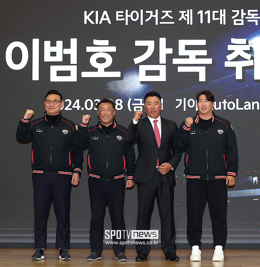 ▲ 왼쪽부터 KIA 심재학 단장, 최준영 대표, 이범호 감독, 주장 나성범 ⓒ곽혜미 기자