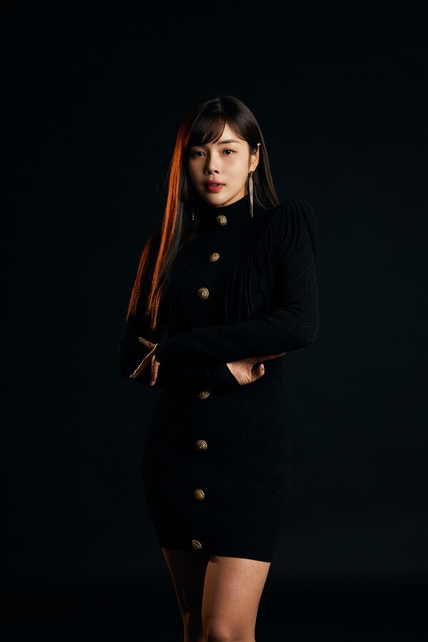 ▲ 검정 배경에 블랙 드레스를 입은 조정민은 섹시함과 카리스마를 동시에 보여준다. 제공|루체엔터테인먼트