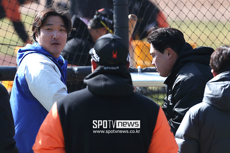 ▲ 삼성 이진영 코치 류현진 ⓒ곽혜미 기자
