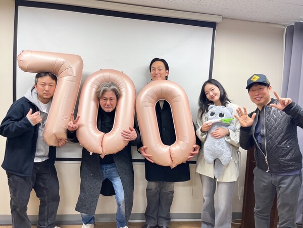 ▲ '파묘' 장재현 감독과 최민식, 김재철, 김고은, 유해진(왼쪽부터)이 700만 돌파를 기념하는 센스 있는 인증 사진. 제공|쇼박스
