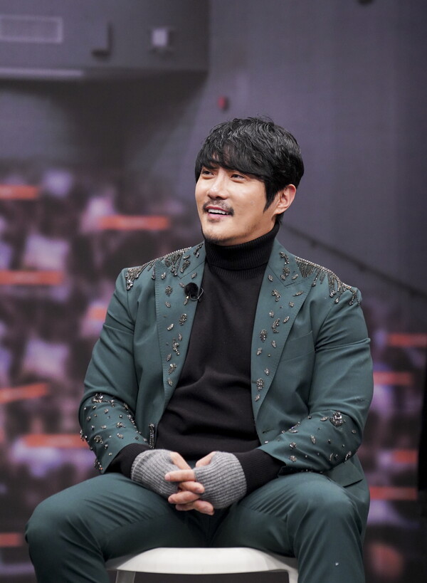 ▲ 9일 방송되는 '아는형님'에서 배꼽 문신에 관한 아내와 일화를 소개하는 KCM. 제공|JTBC