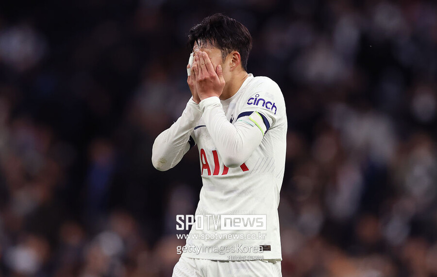 ▲ 영국 매체 ‘풋볼 인사이더’는 9일(한국시간) “올여름 토트넘 홋스퍼와 손흥민은 새로운 계약을 확정할 것”이라 전했다. 이어서 “토트넘과 손흥민은 재계약 협상을 진행하고 있지만, 다음 시즌에 있을 유럽축구연맹 챔피언스리그(UCL) 티켓을 위해 이번 시즌에는 끝까지 경기에만 집중할 예정이다”라고 덧붙였다.