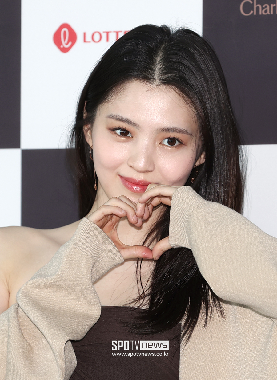 한소희, '정색 논란' 말끔히 씻을 미담 폭발 "스태프에 840만원 명품백 사줘"