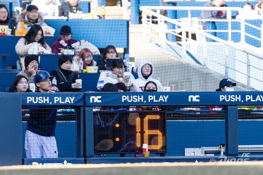 '타자들 긴장해야겠네' KBO 피치클락 시범도입 첫날, 타자 경고가 더 많았다…1경기 2번 위반도