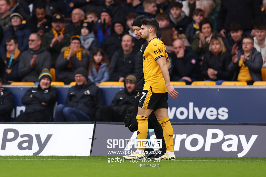 ▲ 울버햄튼 공격수들이 일제히 햄스트링 부상으로 전력에서 이탈하고 있다. 황희찬과 마테우스 쿠냐가 허벅지를 다친 가운데 페드로 네투마저 햄스트링 부상으로 교체됐다.