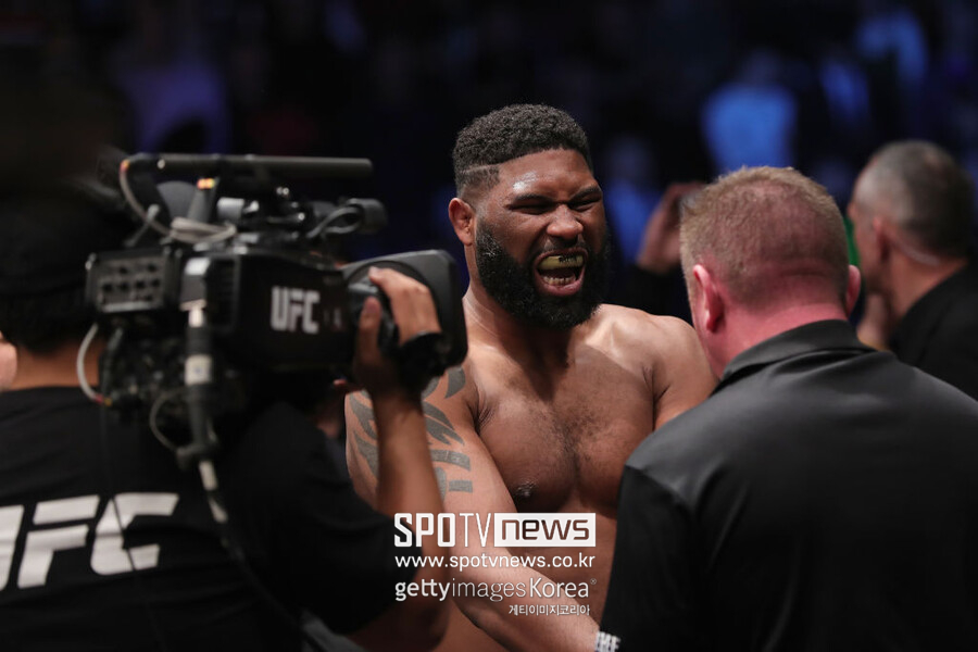 내가 레슬링 밀린다고?…블레이즈, UFC 헤비급 거머리끼리 대결서 역전 TKO승