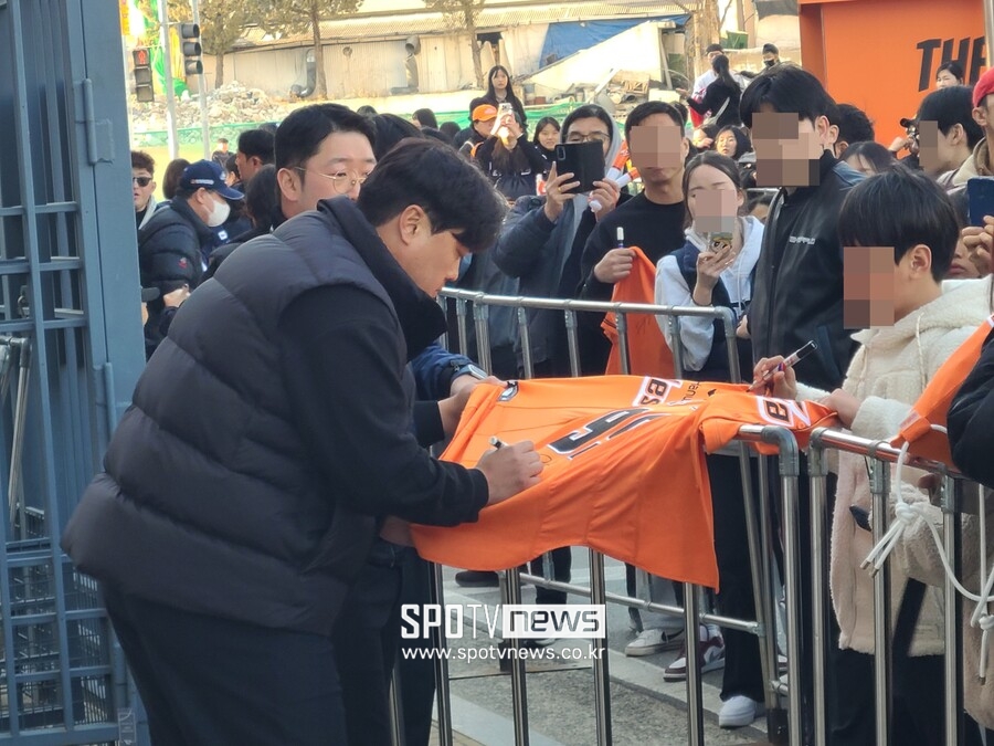 ▲ 유니폼에 사인을 하고 있는 류현진 ⓒ 대전, 김민경 기자