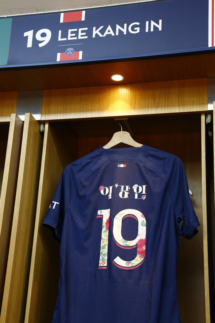 이강인 '한글 유니폼 입고' 선발 출전! PSG 공격 이끈다…랭스전 라인업 발표 '음바페 벤치'