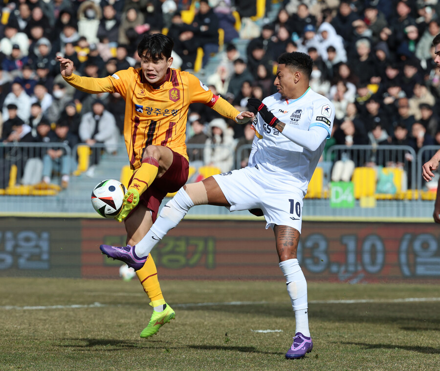 ▲ FC서울의 제시 린가드가 들어오자 찹쌀떡처럼 붙어 방어한 광주FC 중앙 미드필더 정호연. ⓒ연합뉴스