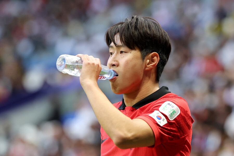 ▲ 황선홍 대표팀 임시 감독이 아시안컵에서 '하극상'으로 물의를 일으킨 이강인을 대표팀에 선발했다. 황 감독은 