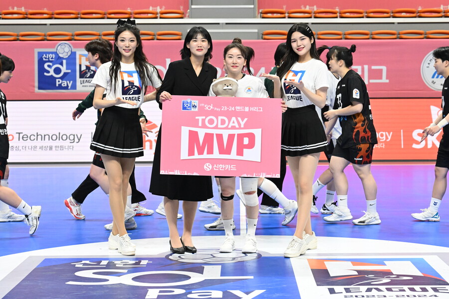 ▲ 박미라가 김선화에게 MVP 시상을 하고 있다 ⓒ 대한핸드볼협회