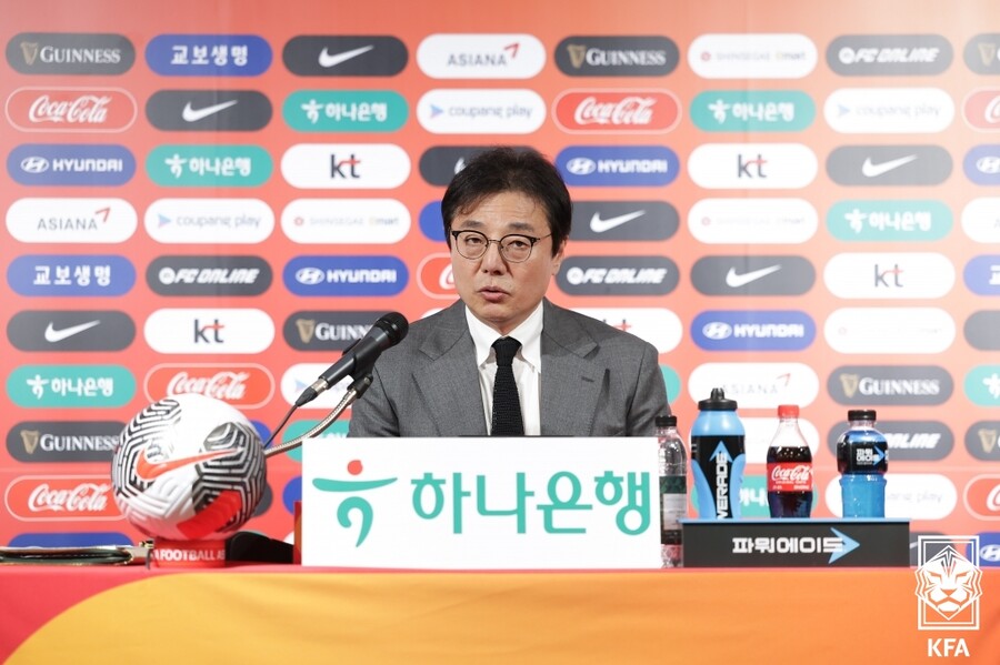 ▲ 2026 국제축구연맹(FIFA) 북중미 월드컵 아시아 지역 2차 예선 태국과 2연전을 앞두고 11일 서울 종로구 축구회관에서 대표팀 명단을 발표하는 황선홍 임시 감독 ⓒ대한축구협회