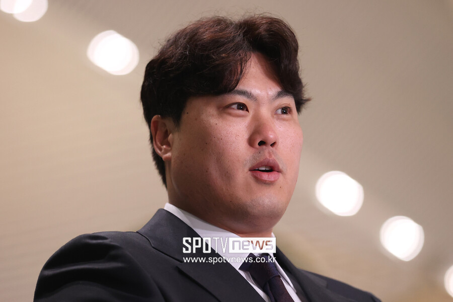 ▲ 2024년 한국프로야구를 떠들썩하게 했던 류현진의 계약 첫해 연봉이 드디어 공개됐다. 류현진은 지난달 중순 한화 이글스와 8년 총액 170억원 규모의 비FA 다년계약을 체결했다. 계약 발표 당시 보장액과 인센티브, 옵트아웃 세부 조항 등은 공개되지 않았다. 올해 KBO가 발표한 류현진의 연봉은 25억원으로 LG 트윈스 포수 박동원과 공동 1위다. ⓒ 곽혜미 기자