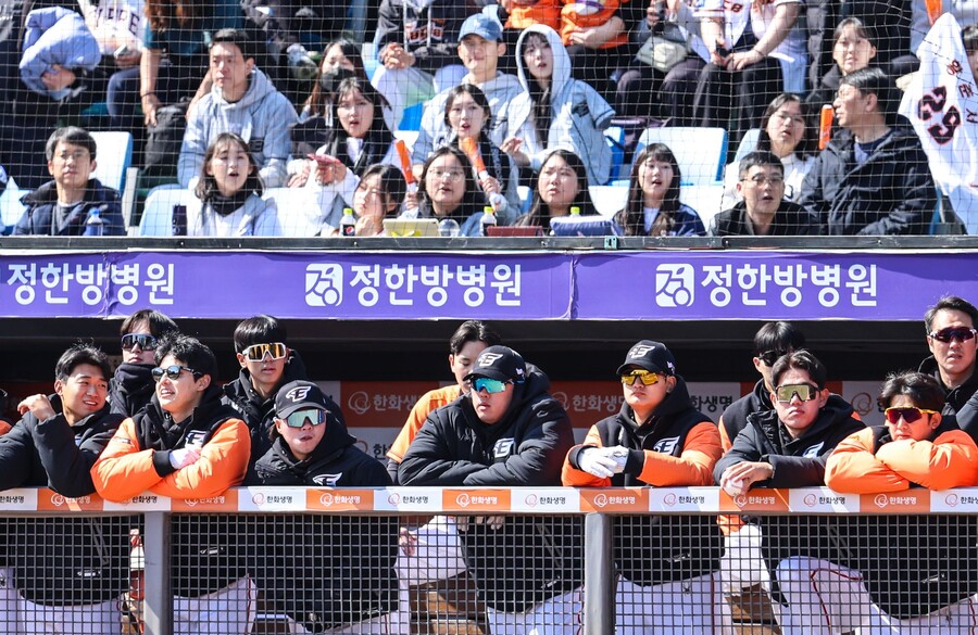 ▲ 한화 이글스 팬들은 9일부터 11일까지 대전한화생명이글스파크에서 시범경기 3경기가 열리는 동안 더그아웃에 있는 류현진을 관중석에서 지켜봐야만 했다. 12일은 마운드 위에 선 류현진을 지켜볼 수 있을까. ⓒ 한화 이글스