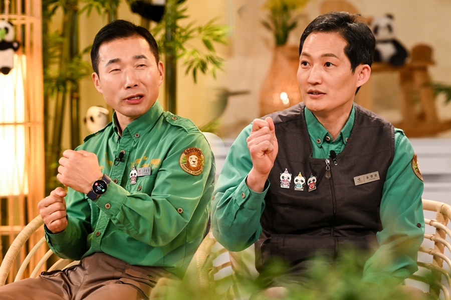 ▲ 강바오 강철원 사육사(왼쪽), 송바오 송영관 사육사. 제공| SBS