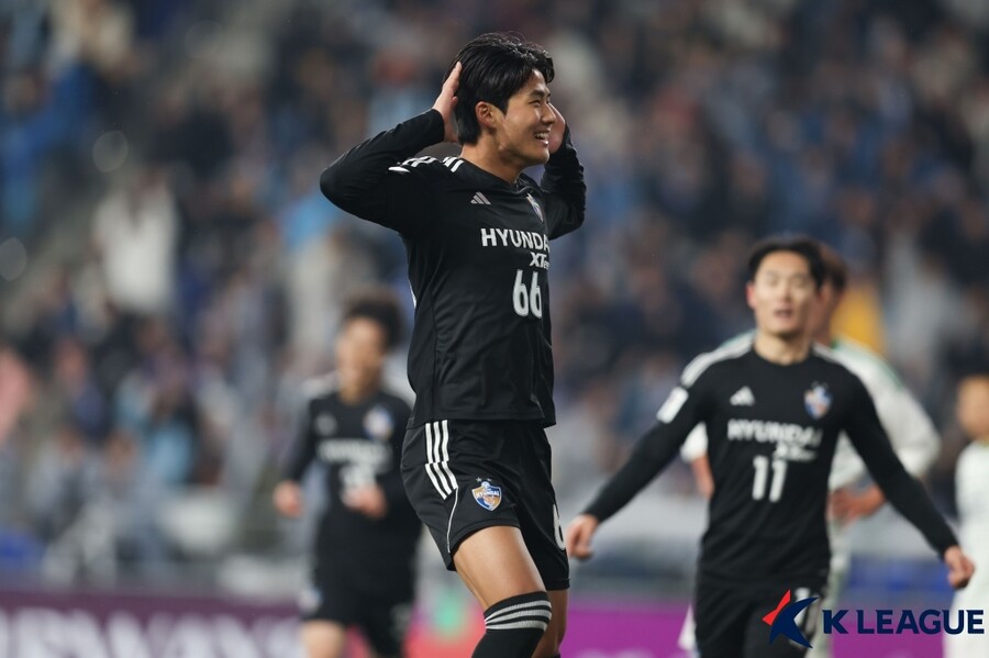 ▲ 울산은 12일 오후 7시 울산문수경기장에서 열린 2023-24시즌 아시아축구연맹(AFC) 챔피언스리그(ACL) 16강 2차전에서 '현대가 라이벌' 전북을 1-0으로 제압했다. 1차전 원정길에서 1-1로 비긴 이들은 합계 스코어 2-1로 전북을 꺾고 8강 진출에 성공했다 ⓒ한국프로축구연맹