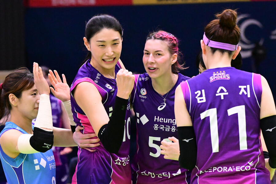 김연경이 현대건설 1위 확정 막았다…흥국생명 3-0 완승 대반전