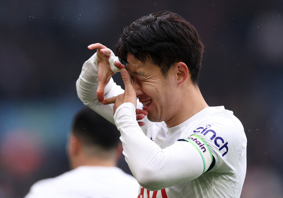 ▲ 손흥민의 찰칵 세리머니, 애스턴 빌라전에서 1골 2도움을 기록하며 4-0 승리에 기여했다.  ⓒ연합뉴스/AP/REUTERS