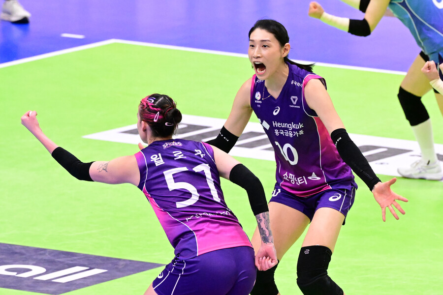 ▲ 김연경이 윌로우 존슨과 기쁨을 표출하고 있다. ⓒKOVO