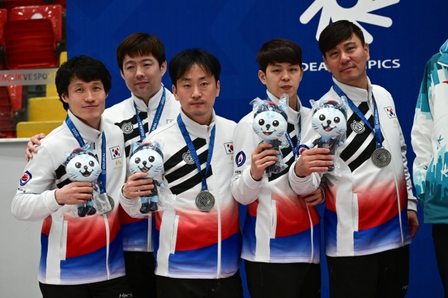 데플림픽 남자 컬링 단체 은메달…한국 역대 최고 성적