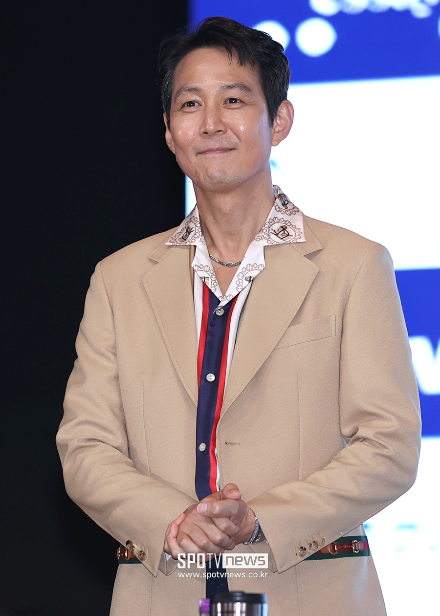 이정재, 주식 '슈퍼 큰손'…'재벌집' 제작사 인수로 이틀 만에 48억 벌었다