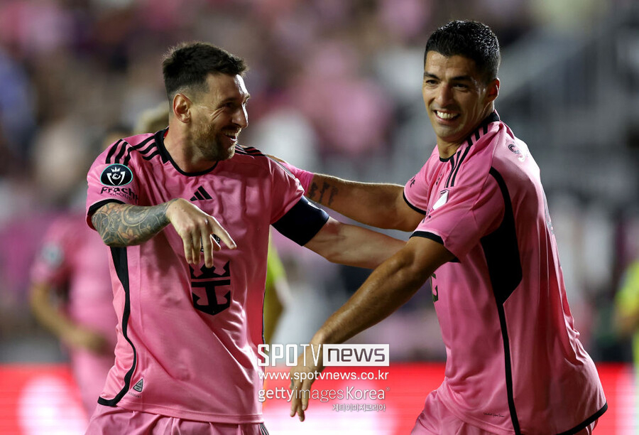 ▲ 인터 마이애미는 14일(한국시간) 미국 플로리다주 체이스 스타디움에서 열린 2024 북중미카리브축구연맹(CONCACAF) 챔피언스컵 16강 2차전에서 내슈빌SC를 3-1로 이겼다. 1차전 원정에서 2-2로 비겼던 인터 마이애미는 합계 스코어 5-3으로 내슈빌을 제압하고 8강에 올랐다. 리오넬 메시는 1,2차전 모두 골을 기록하며 승리를 이끌었다.
