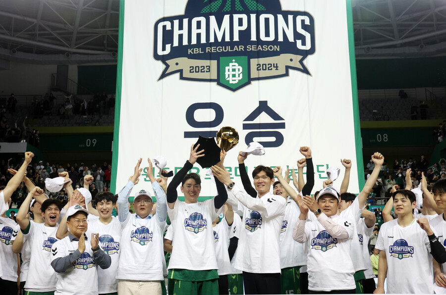 처음부터 끝까지 1위 질주 DB, 4년 만에 정규리그 재패…김주성 감독 데뷔 시즌 정상 영광