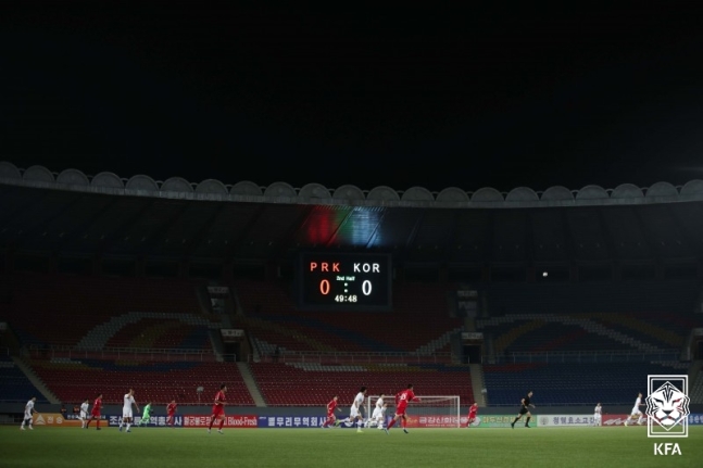 ▲ 일본 축구대표팀이 3월 A매치를 통해 북한과 2연전을 펼친다. 2026 북중미 월드컵 아시아 2차예선을 통해 북한을 만나는 일본은 오는 21일 도쿄국립경기장에서 3차전을 치른 뒤 26일 평양 김일성경기장에서 4차전을 펼친다. 북한 원정 경기는 생중계가 어려워 결과만 확인할 전망이다. 사진은 한국도 경험했던 평양 원정 깜깜이.  ⓒ대한축구협회