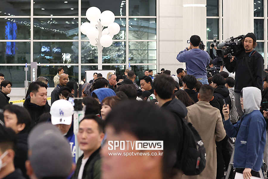 ▲ 많은 야구 팬들이 '밤샘'을 감수하고 서울 개막 시리즈 참가를 위해 한국에 도착한 샌디에이고 선수들을 기다렸다. ⓒ곽혜미 기