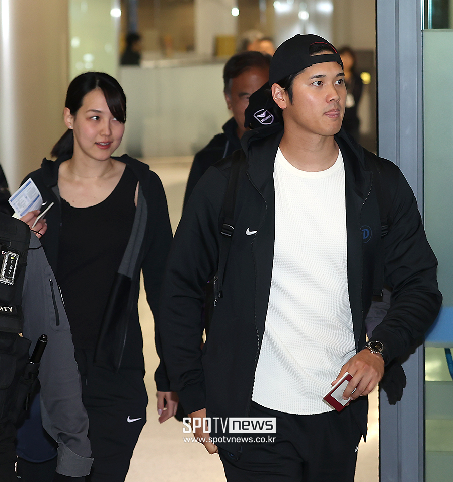 슈퍼스타 오타니의 아내 동반 한국행, 미국 지상파까지 난리났다…3연속 태극기 이모티콘도 화제