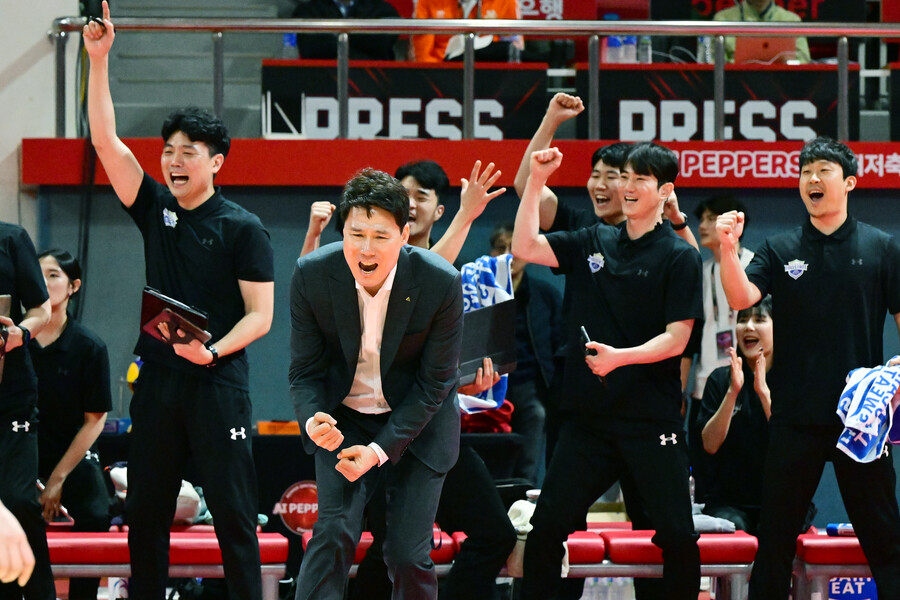 ▲ 현대건설 강성형 감독이 정규리그 1위를 확정하자 포효하고 있다. ⓒKOVO