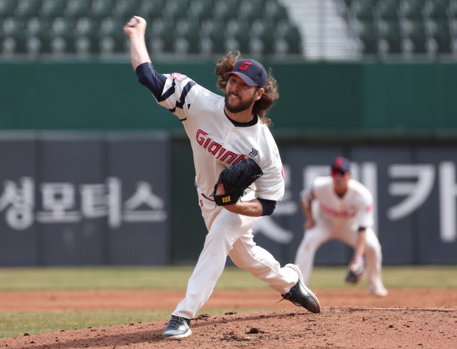 ▲ 롯데 자이언츠 개막전 선발투수로 낙점된 애런 윌커슨이 이닝 72구 10피안타 2사사구 4탈삼진 7실점(6자책점)으로 무너지면서 아쉬움을 샀다. ⓒ 연합뉴스