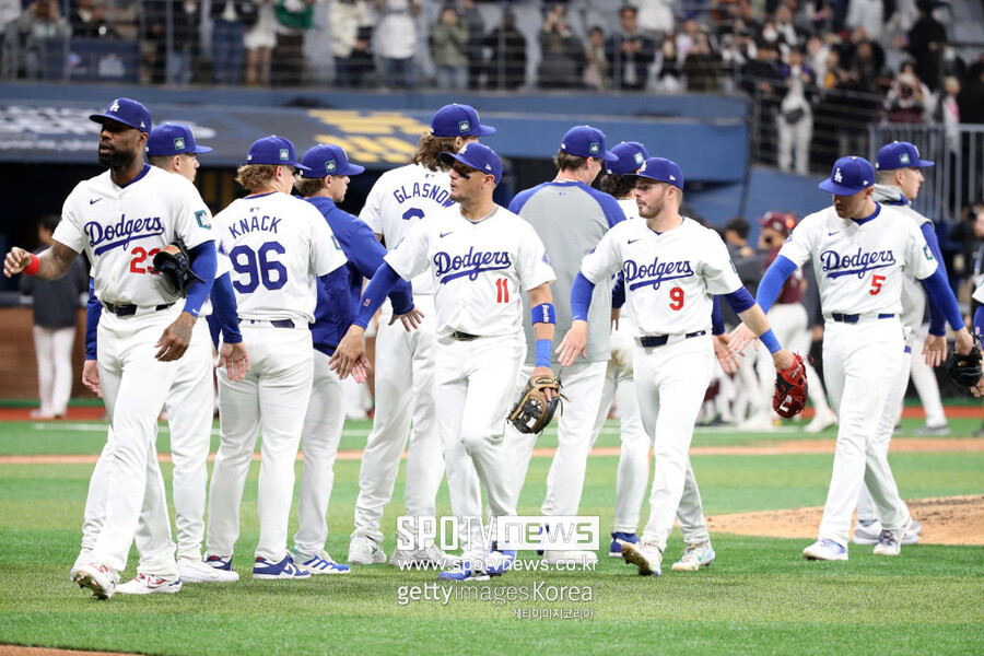 ▲ LA 다저스 선수들이 키움을 14-3으로 이기고 기뻐하고 있다.