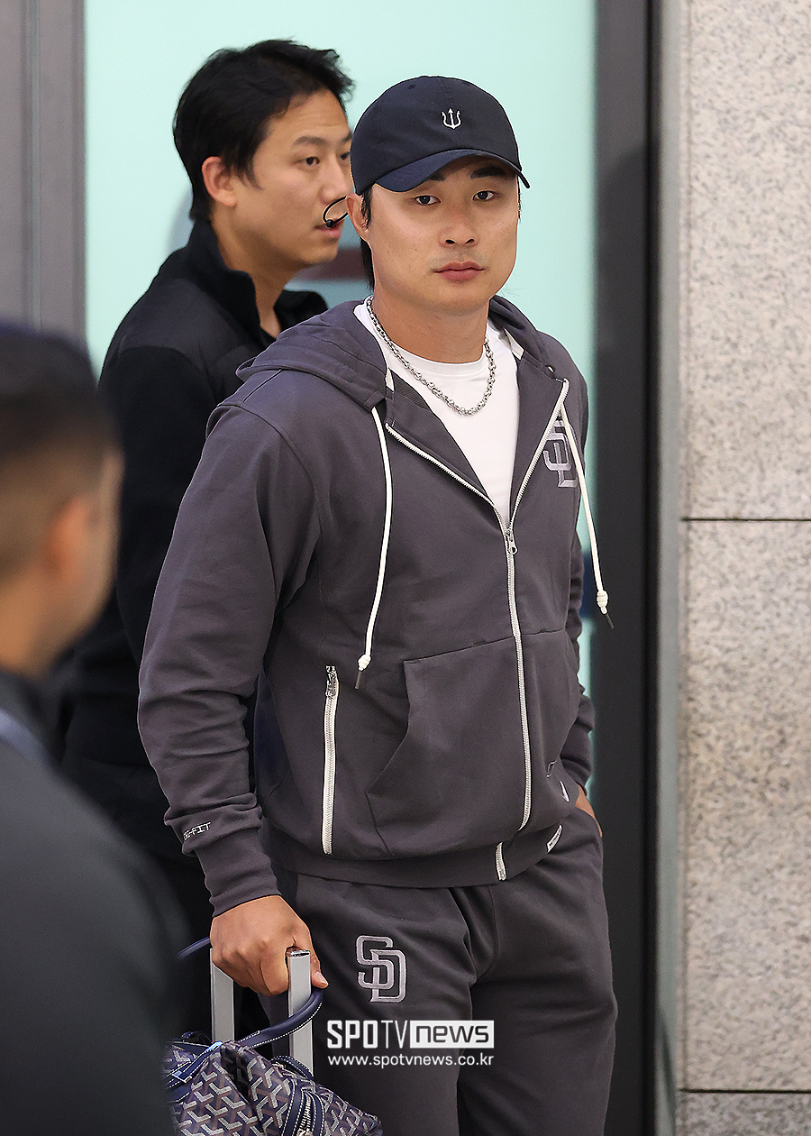 ▲ 김하성이 샌디에이고 선수단과 함께 입국하고 있다. ⓒ곽혜미 기자