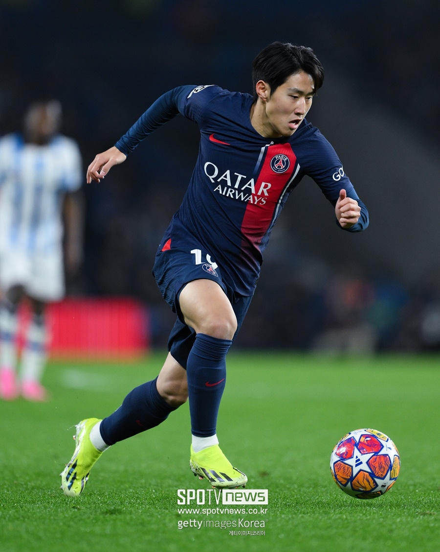 ▲ PSG 이강인이 국가대표팀 소집일인 18일 몽펠리에와 2023-24시즌 프랑스 리그앙 26라운드 일정을 소화한다. 앞서 2경기 풀타임을 뛰었던 이강인은 현지 언론들의 몽펠리에 원정 예상 선발 명단에서 엇갈린 예측을 받고 있다.