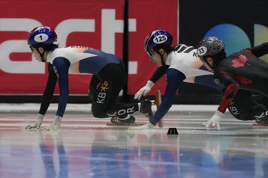 '벌써 세 번째 팀킬' 쇼트트랙 1위 박지원, 황대헌 반칙에 또 넘어져 메달 획득 실패
