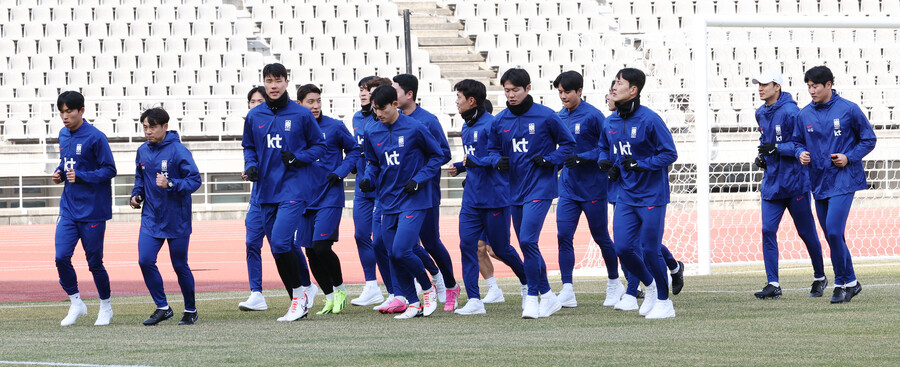 ▲ 축구대표팀이 18일 고양종합운동장에서 태국과의 2026 북중미 월드컵 아시아 2차 예선 3차전 대비 훈련을 시작했다. 분위기는 냉동칸에 있는 것처럼 차가웠다. ⓒ연합뉴스