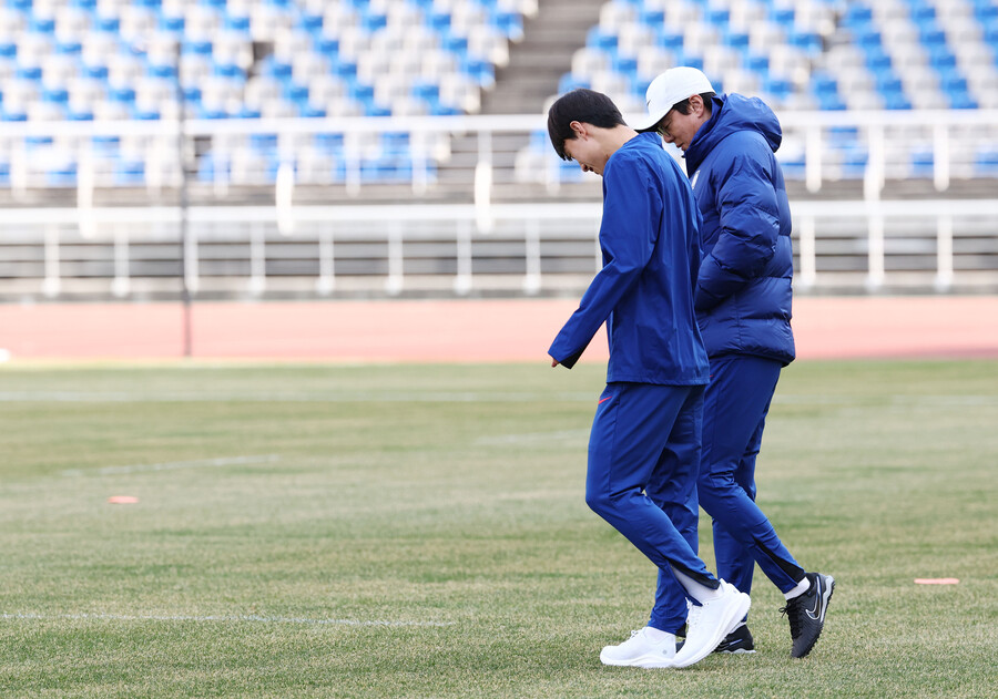 ▲ 축구대표팀이 18일 고양종합운동장에서 태국과의 2026 북중미 월드컵 아시아 2차 예선 3차전 대비 훈련을 시작했다. 이재성과 대화 나누는 황선홍 축구대표팀 임시 감독. ⓒ연합뉴스